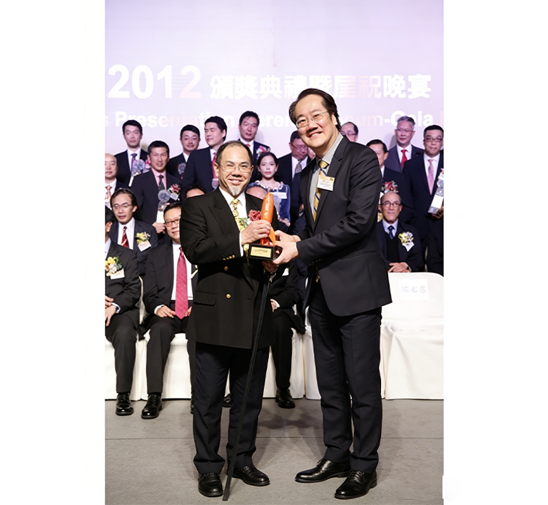 GMI-執行董事 盧熾培先生接受獎狀.jpg